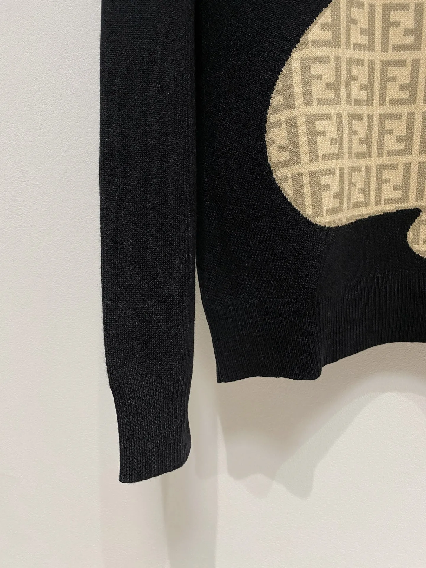 🅿️440 LV crew neck sweater, made of wool blended yarn, has good warmth retention, fluffy and soft, doubles skin care, giving you a lightweight wearing experience. High-quality natural fibers ensure high-quality life. The whole piece adopts solid color single-sided craftsmanship, leaving loose space when fit, solid color plain weave, neat texture, solid color design, durable and high-end. The workmanship is meticulous, fashionable and versatile. The reverse shoulder design is simple and comfortable. At the same time, it uses counter stitching to highlight the quality in the details, making the temperament more low-key, restrained, calm and stylish, and better showing the clean and tidy side of successful men. The collar, cuffs, and hem are made of dense rib weaving, which is tight and elastic, not easy to deform, and highlights the details and texture. Whether worn alone or layered, it can not only give you a warm feeling, but also give you a sophisticated sense of fashion.      Size: M-XXXL